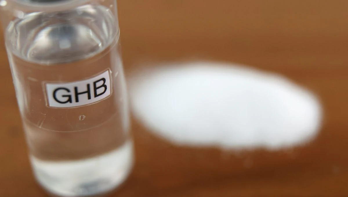 Définition du GHB et de ses caractéristiques, y compris la forme de poudre blanche.